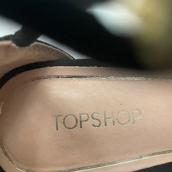 Top Shop Size 7 Warrior Sandals.  Black suede & Gold Highlights. Zips in back. - Picture 13 of 13